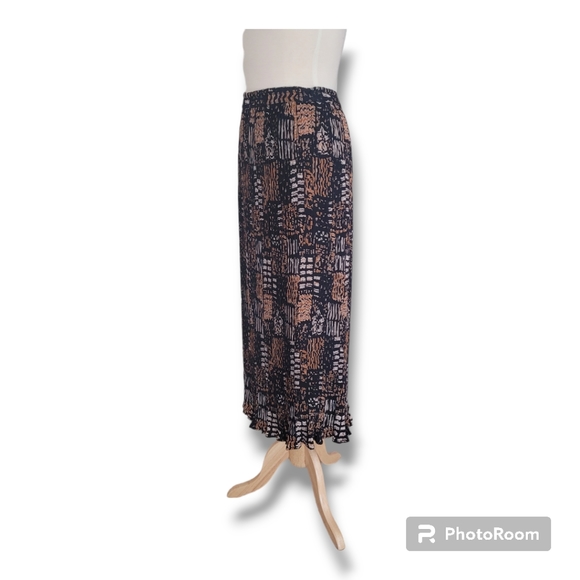 Advantage by Mary Jayne. One Size Black/Tan Pleated Stretchy Maxi Skirt. - Picture 4 of 8